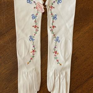NWT- Vintage handmade gorgeous white leather gloves with hand embroidery.